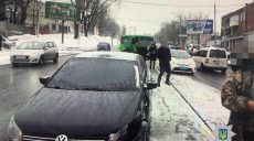 На Полтавском шляхе столкнулись Volkswagen и маршрутка (фото)