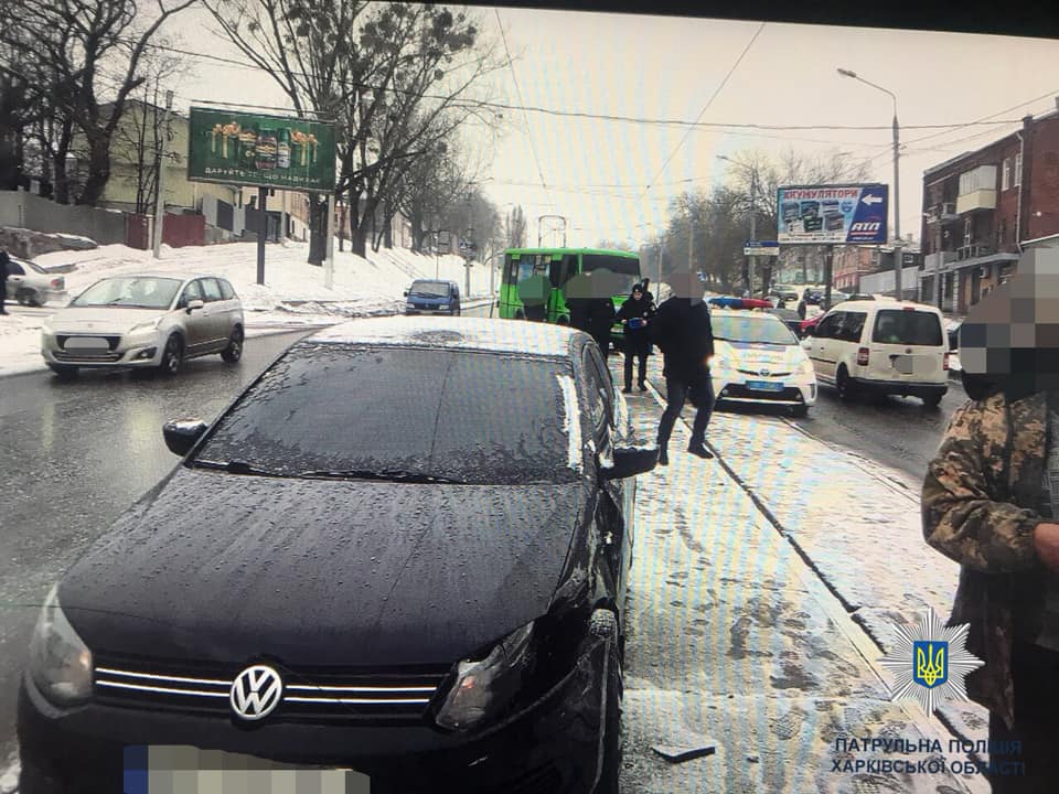 На Полтавском шляхе столкнулись Volkswagen и маршрутка (фото)