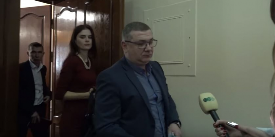 В ХМАО пьяный чиновник открыл огонь после секс-скандала с его дочерью В ХМАО пьяный чиновник открыл огонь после секс-скандала с его дочерью