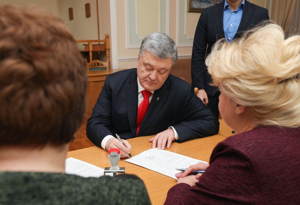 Петр Порошенко подал документы в Центризбирком
