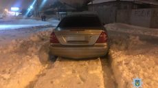 На Академика Павлова Mercedes наткнулся на заснеженный бордюр (фото)