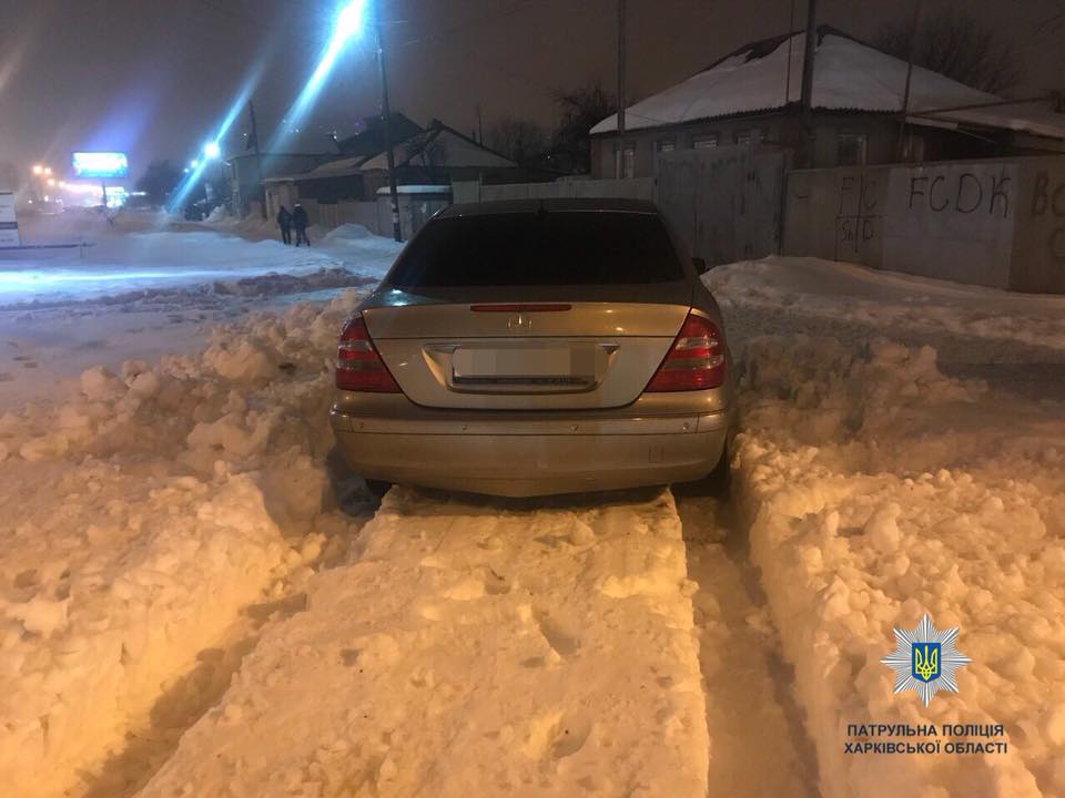 На Академика Павлова Mercedes наткнулся на заснеженный бордюр (фото)