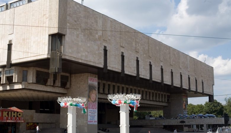 Облсовет не одобрил передачу всех помещений здания ХНАТОБа в коммунальную собственность