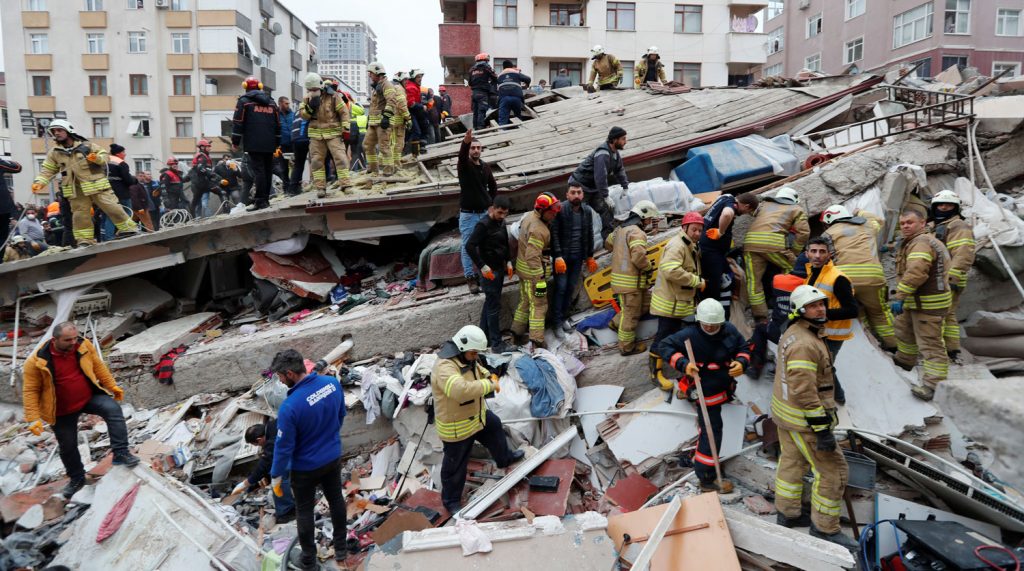 В Турции обвалился 8-этажный жилой дом: есть погибшие (фото, видео)