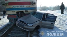 На Харьковщине при столкновении электропоезда и легковушки погиб пожилой человек (фото)