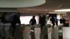 Харьковские подростки перепрыгивали через турникеты метро (видео)