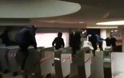 Харьковские подростки перепрыгивали через турникеты метро (видео)
