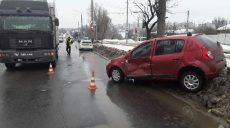 На Немышлянской столкнулись Renault и MAN (фото)