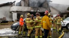 В США частный самолет упал на жилой дом (видео, фото)
