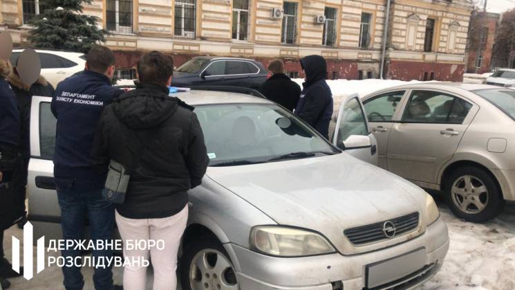 Требовал шесть тысяч долларов: в Харькове задержали начальника сектора исправительной колонии