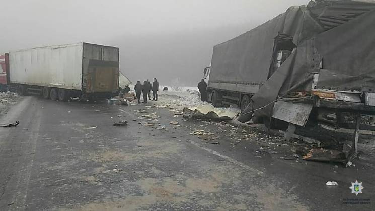 На Харьковщине из-за гололеда произошло масштабное ДТП (фото, видео)