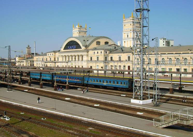 На железнодорожном вокзале в Харькове ищут взрывчатку