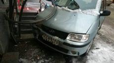 В центре Харькова пьяный водитель влетел в здание (фото)