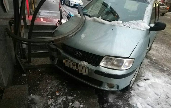 В центре Харькова пьяный водитель влетел в здание (фото)