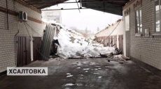 У Харкові через сніг обвалився дах гаражного кооперативу (відео)