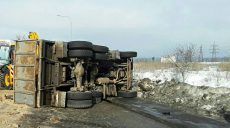 На окружной дороге перевернулся грузовик с песком (фото)
