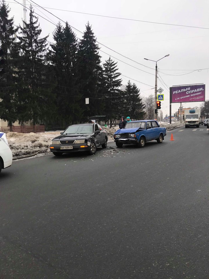 В центре Харькова ВАЗ протаранил Toyota (фото)