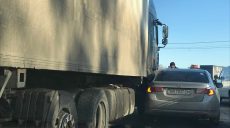 На выезде из Харькова грузовик столкнулся с легковушкой (фото)