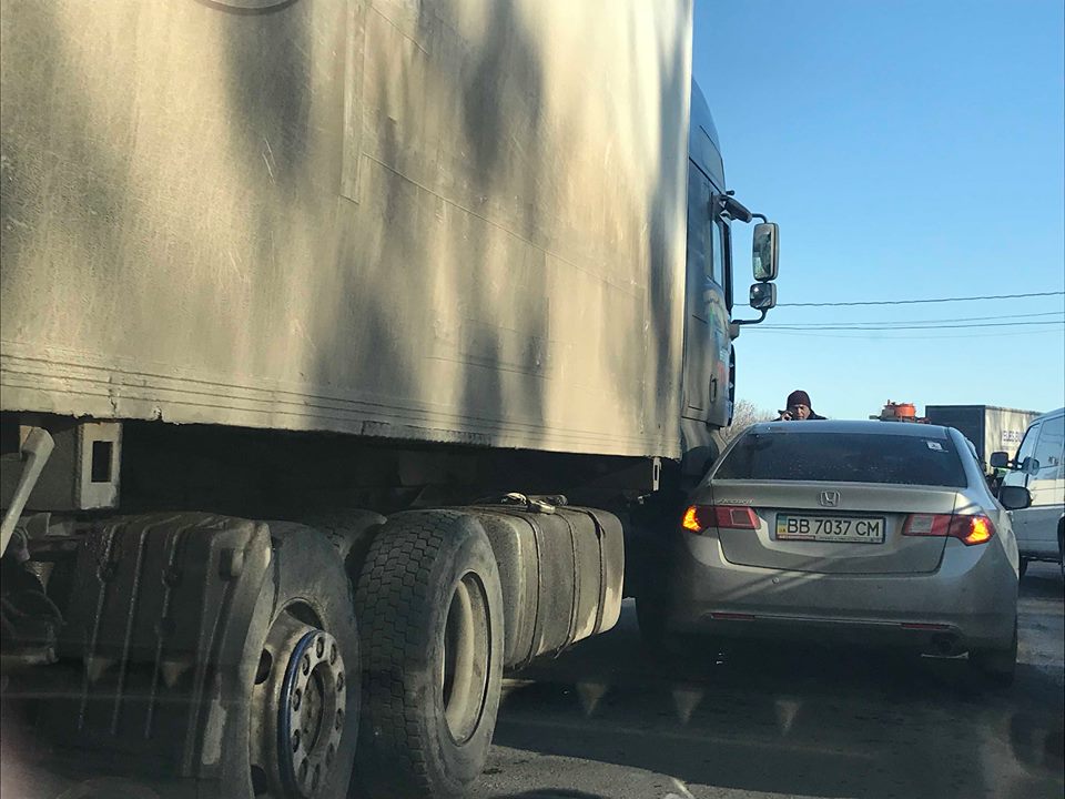 На выезде из Харькова грузовик столкнулся с легковушкой (фото)