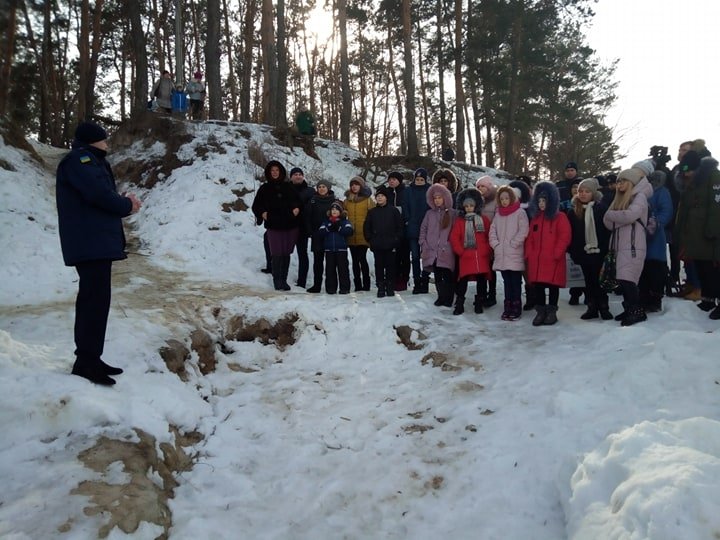 Спасатели провели мастер-класс для детей по правилам пребывания на льду (фото)