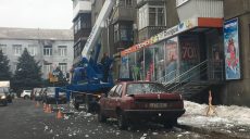 В Харькове сбивают сосульки на припаркованные машины (фото)