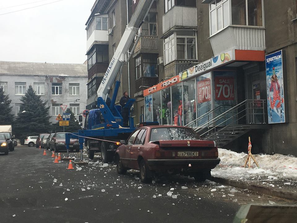 В Харькове сбивают сосульки на припаркованные машины (фото)