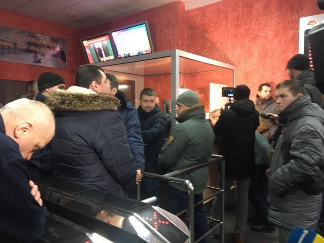 Активисты пикетируют офис харьковского метрополитена (фото)