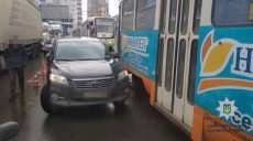 В Харькове трамвай столкнулся с легковушкой