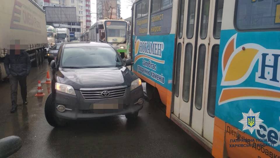 В Харькове трамвай столкнулся с легковушкой