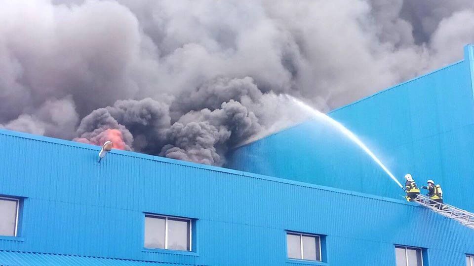 Масштабный пожар в Киеве: горят склады (фото)