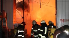 Спасатели почти сутки не могут ликвидировать крупный пожар на складах в Киеве (фото)