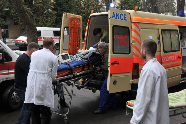 Из Харькова в Киев самолетом отправлена группа раненых военнослужащих