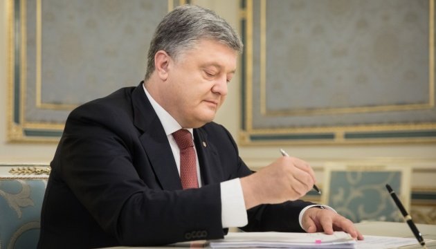 Порошенко подписал закон о запрете участия российских наблюдателей на выборах в Украине