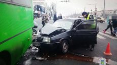 На Гагарина ВАЗ въехал в маршрутку (фото)