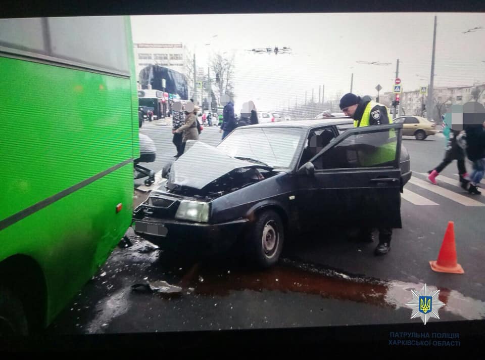 На Гагарина ВАЗ въехал в маршрутку (фото)