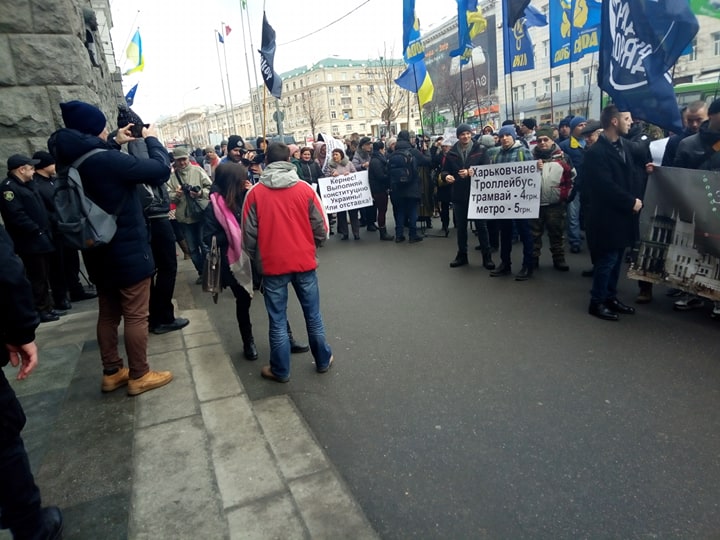 Активисты пикетируют здание Харьковского горсовета (фоторепортаж)