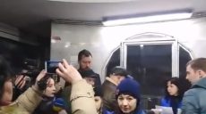 Проезд в метро — 5 грн: харьковчан пропускают активисты (видео)