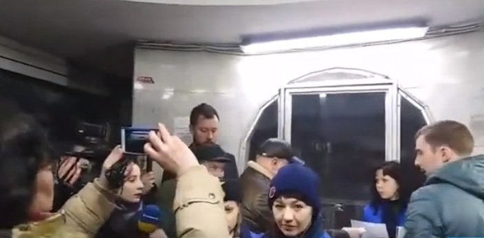 Проезд в метро — 5 грн: харьковчан пропускают активисты (видео)