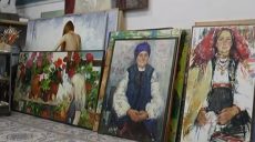 Харківська художниця малює жінок у стародавніх українських народних костюмах (відео)