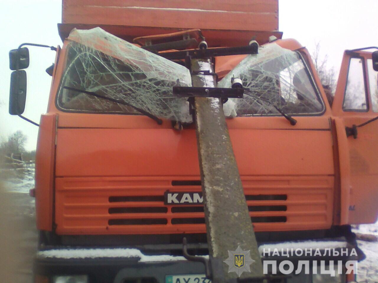 Под Харьковом на машину упала электроопора