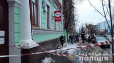 В центре Харькова ледяная глыба травмировала двух человек