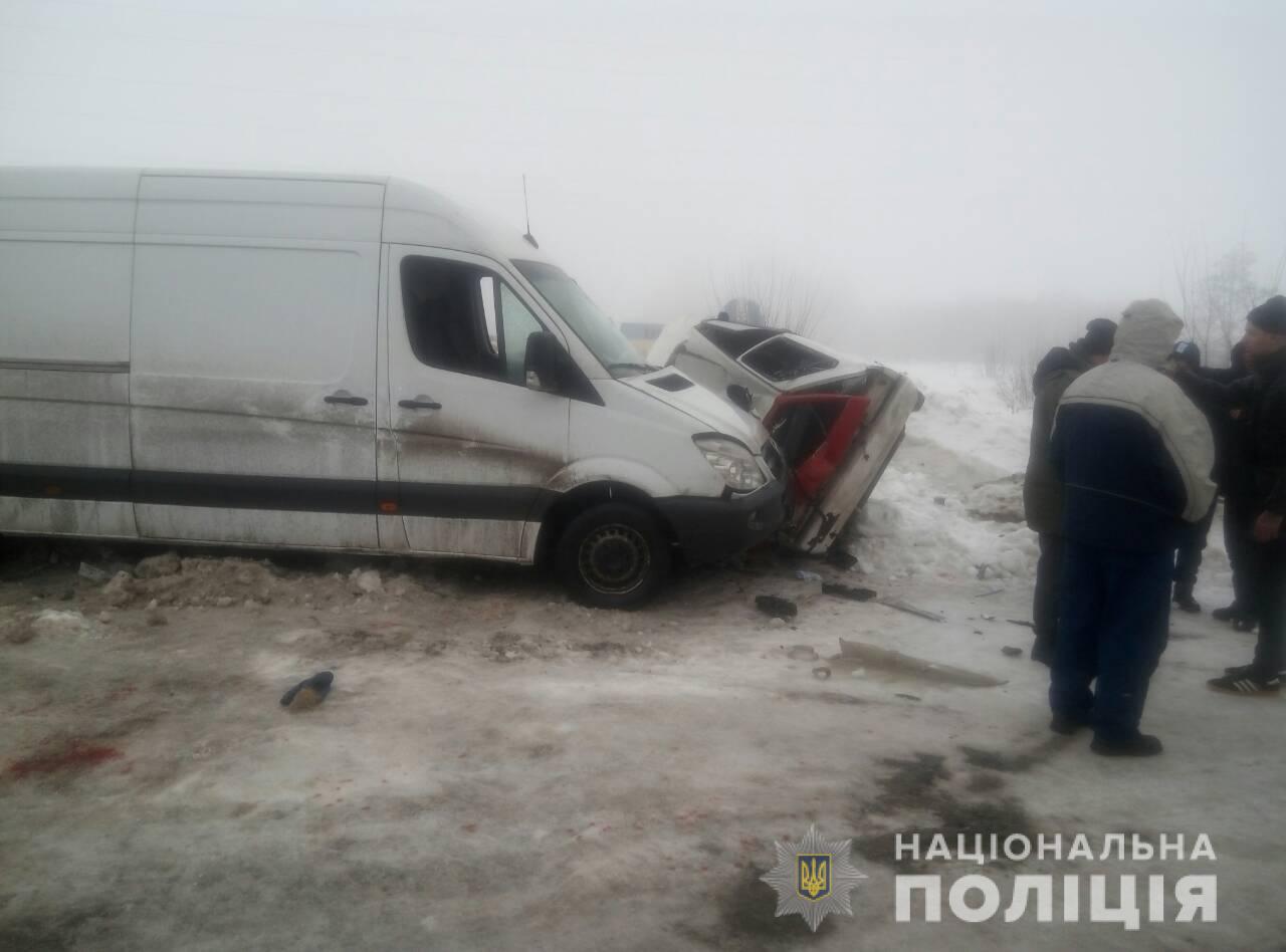 Пытались вытолкнуть машину из сугроба, а попали под колеса микроавтобуса: смертельное ДТП на Харьковщине (фото)