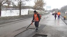 На автошляху Київ-Харків-Довжанський проводять ямковий ремонт (відео)
