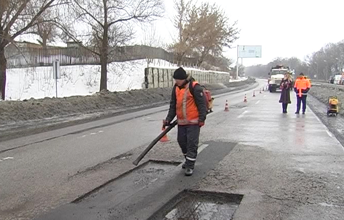 На автошляху Київ-Харків-Довжанський проводять ямковий ремонт (відео)