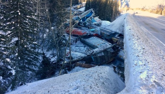 В Канаде поезд сошел с рельсов и рухнул с 60-метрового моста: есть погибшие (фото, видео)