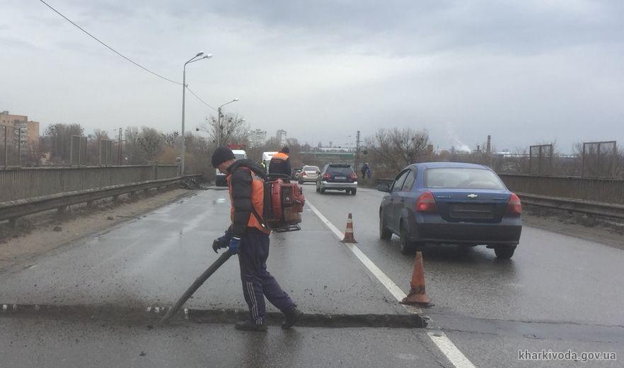 На дорогах Харьковщины проводят ямочный ремонт покрытия (фото)