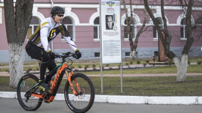 Мэр Киева приехал голосовать на участок на велосипеде (фото)
