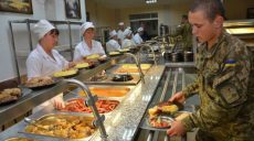 Военных в Украине стали лучше кормить