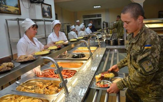 Военных в Украине стали лучше кормить