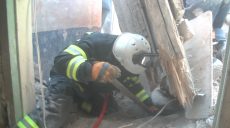 У Харкові рятувальники дістали хлопця з-під завалу (відео)
